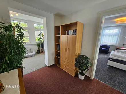 Der Flur mit Blick in ein Schlafzimmer und Veranda. Im Schrank befindet sich eine kleine Bibliothek, Kinder -DVD's und einige Spiele 