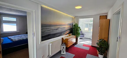 Der Flur mit Blick in ein Schlafzimmer und Veranda. Im Schrank befindet sich eine kleine Bibliothek, Kinder -DVD's und einige Spiele 