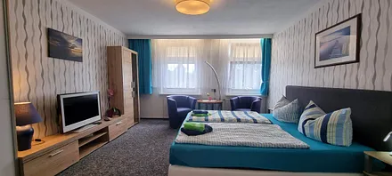 1. Schlafzimmer ist ca. 20qm groß, mit Blick auf den Garten, ist mit Auslegware ausgestattet, die Fenster können durch Verducklungsvorhang abgedunkelt werden 