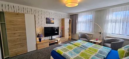 1. Schlafzimmer ist ca. 20qm groß, mit Blick auf den Garten, ist mit Auslegware ausgestattet, die Fenster können durch Verducklungsvorhang abgedunkelt werden 