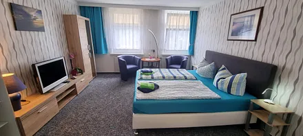 1. Schlazimmer mit Boxspringbett 180x200 cm,  2 Nachttischen, Tisch und 2 Clubsell, moderne Anbauwand, TV-Gerät und Kleiderschrank 