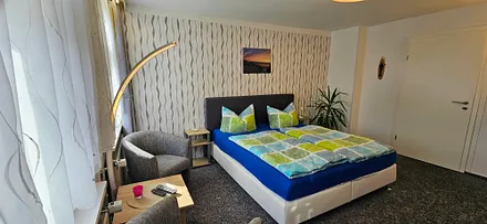 1. Schlazimmer mit Boxspringbett 180x200 cm,  2 Nachttischen, Tisch und 2 Clubsell, moderne Anbauwand, TV-Gerät und Kleiderschrank 