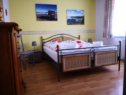 Schlafzimmer XL 13,5m² - Doppelbett 160x200 - neue TFK-Matratzen, Verdunklungsrollos