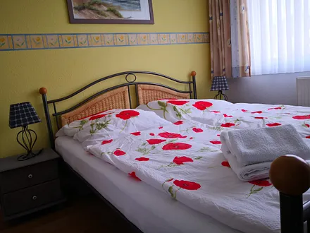 Schlafzimmer L 9,5m² - Doppelbett 160x200, Kleiderschrank, neue Dunlopillo-Matratzen, Rollos