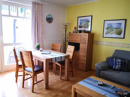 Wohnzimmer mit Essbereich am Fenster - neue Möbel in Wildeiche 