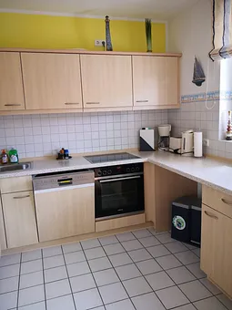 Offene Küche (ca. 6m²) mit Fenster - gehobene Küchenausstattung, Elektrogeräte neuwertig