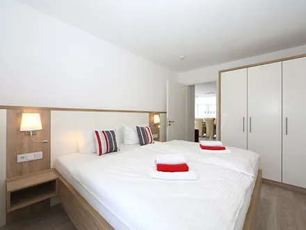 2. Schlafzimmer mit Zugang zum Balkon