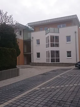 Haupteingang/Stellplätze