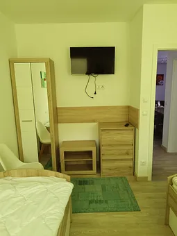 Schrank/Fernseher Kinderzimmer/Schalfzimmer