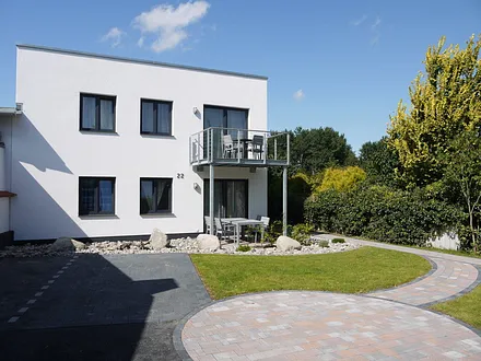 Aussenansicht Haus vier Elemente , mit Parkplatz