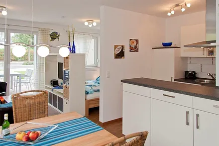 Küche/Essbereich mit großem Esstisch und Stühle