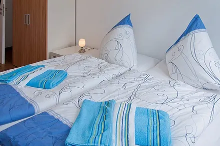 Doppelbett oder als zwei Einzelbetten zu nutzen ( 180/200cm )