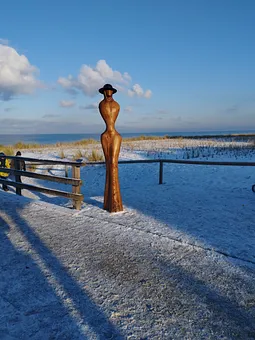 Frau an der Seebrücke in Zingst 