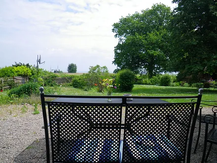 Töpperhus Blick von der Terasse in den Garten