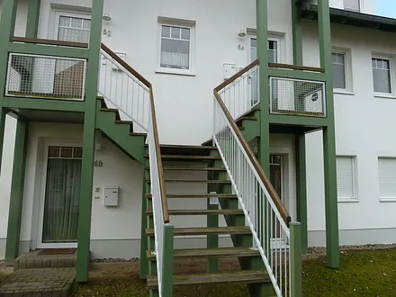 Aufgang zur Wohnung ( rechts)