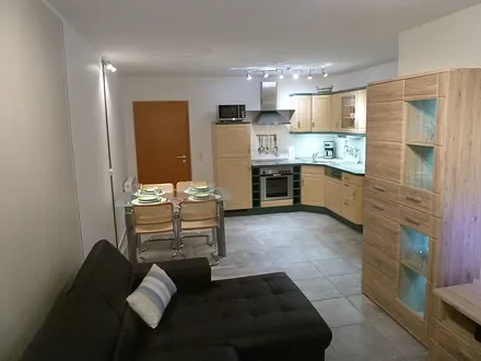 Wohnzimmer mit Essbereich und integrierter Küche