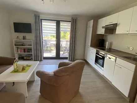 Wohnzimmer mit offener Küche