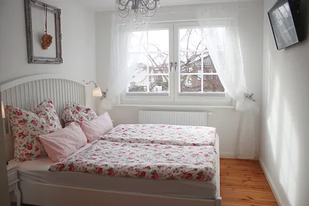 Schlafzimmer mit großem Doppelbett, TV