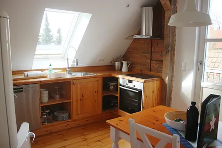 getischlerte Holz-Küche mit großem Kühl-Gefrier-Schrank, Geschirrspüler, Ceranfeld, Backofen, Küchengeräten, Esstisch, Balkonzugang