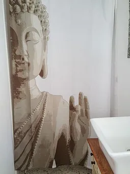 Bad mit begehbarer Dusche, Steinboden, Fenster