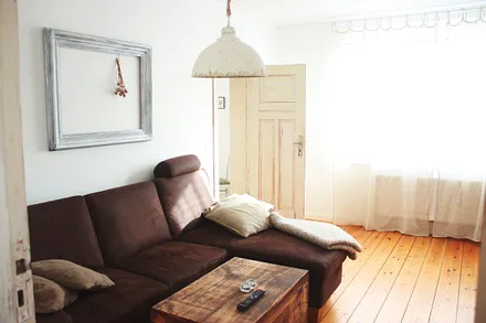 großes Wohnzimmer mit bequemen Sitzmöbeln