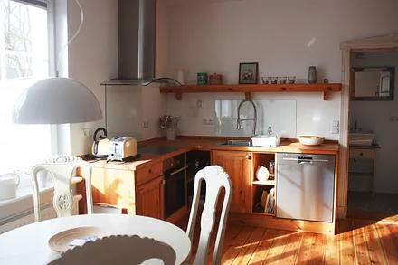 getischlerte Holz-Küche mit Geschirrspüler, Ceranfeld, Backofen, großem Kühl-Gefrier-Schrank und Buffett