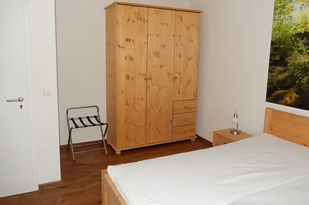 großer Kleiderschrank im Schlafzimmer