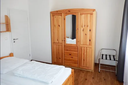 Zweites Schlafzimmer mit Kleiderschrank