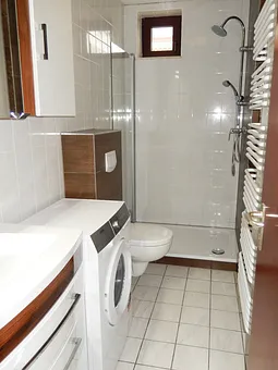 Badezimmer mit Dusche, WC und Waschmaschine