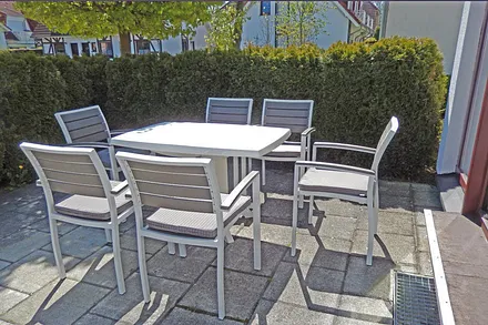 Terrasse mit Tisch und Stühlen für 6 Personen