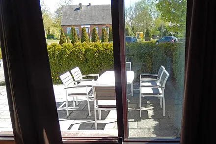 Blick vom Wohnzimmer auf die Terrasse