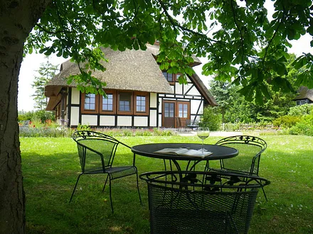 im Töpperhusgarten unter der Kastanie 