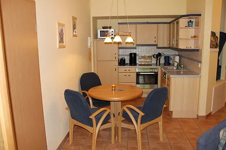 Die Küche ist komplett ausgestattet.