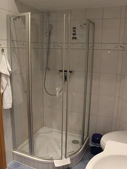 Bad mit grosser Dusche.