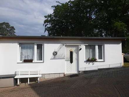 Bungalow auf dem Grundstück