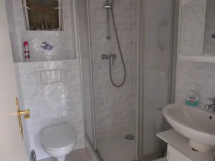 Dusche mit WC und Waschbecken