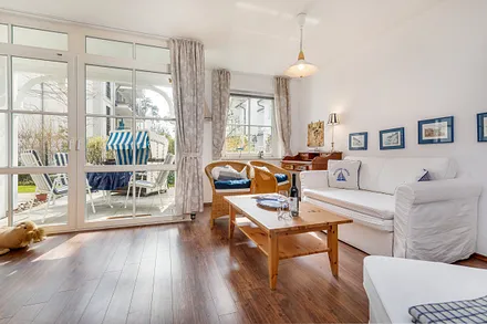 Die schöne helle Ferienwohnung ist mit maritimem Flair eingerichtet. Für den Fall, daß Sie getrennt schlafen möchten, kann auf der Couch aufgebetttet werden. 