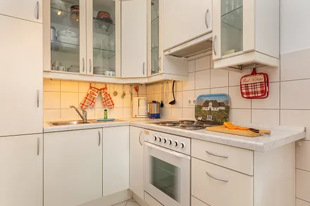 Die Küchenzeile ist ausgestattet mit einer großen Kühl-Gefrierkombination, Backofen, 4-Platten-Herd, Wasserkocher, Toaster, Kaffeemaschine, Geschirr etc.