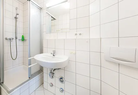 Das Bad bietet Ihnen Dusche und WC.