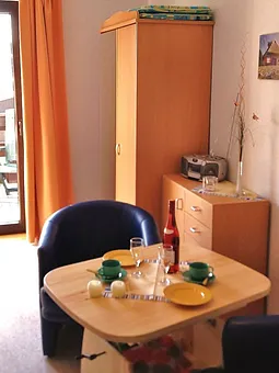 separater Essbereich mit Ausblick auf Balkon