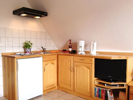 Küchenzeile (2-Plattenherd, Wasserkocher, Kaffeemaschine, Toaster) mit Entertainementbereich (Flachbild-TV, Bücherecke)