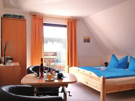 kombinierter Wohn- und Schlafbereich (Doppelbett und separater Essbereich)