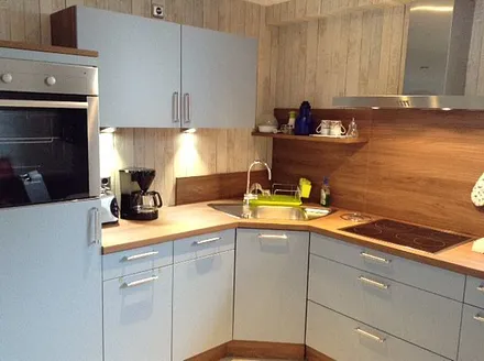 Küchenbereich mit Backofen und Spülmaschine