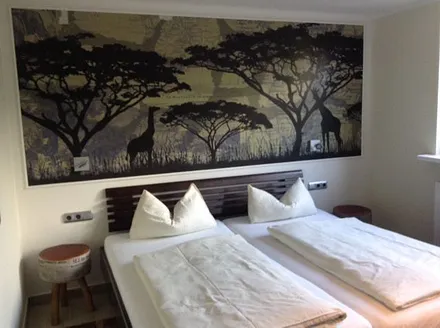 Schlafzimmer mit Doppelbett und TV