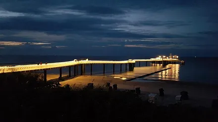 Seebrücke bei Nacht