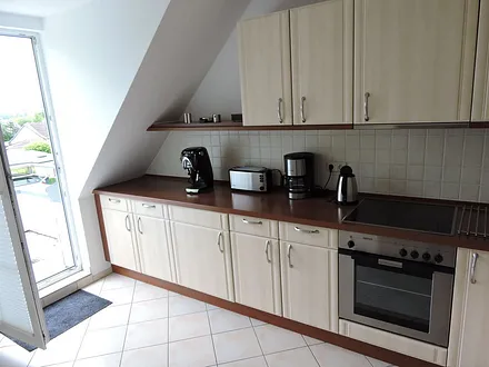 Küche mit Zutritt zum Balkon