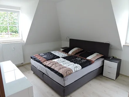 Schlafzimmer mit Boxspringbett
