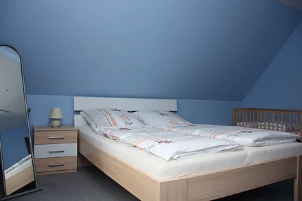 Schlafzimmer mit Kinderbett 