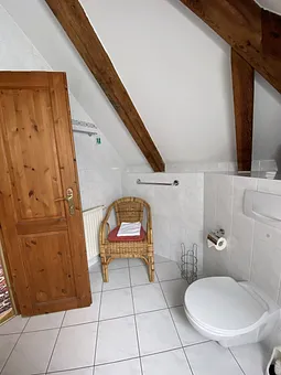 Großes Badezimmer mit WC