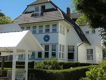 Blick von der Strandpromenade auf die Villa Silberner Fisch